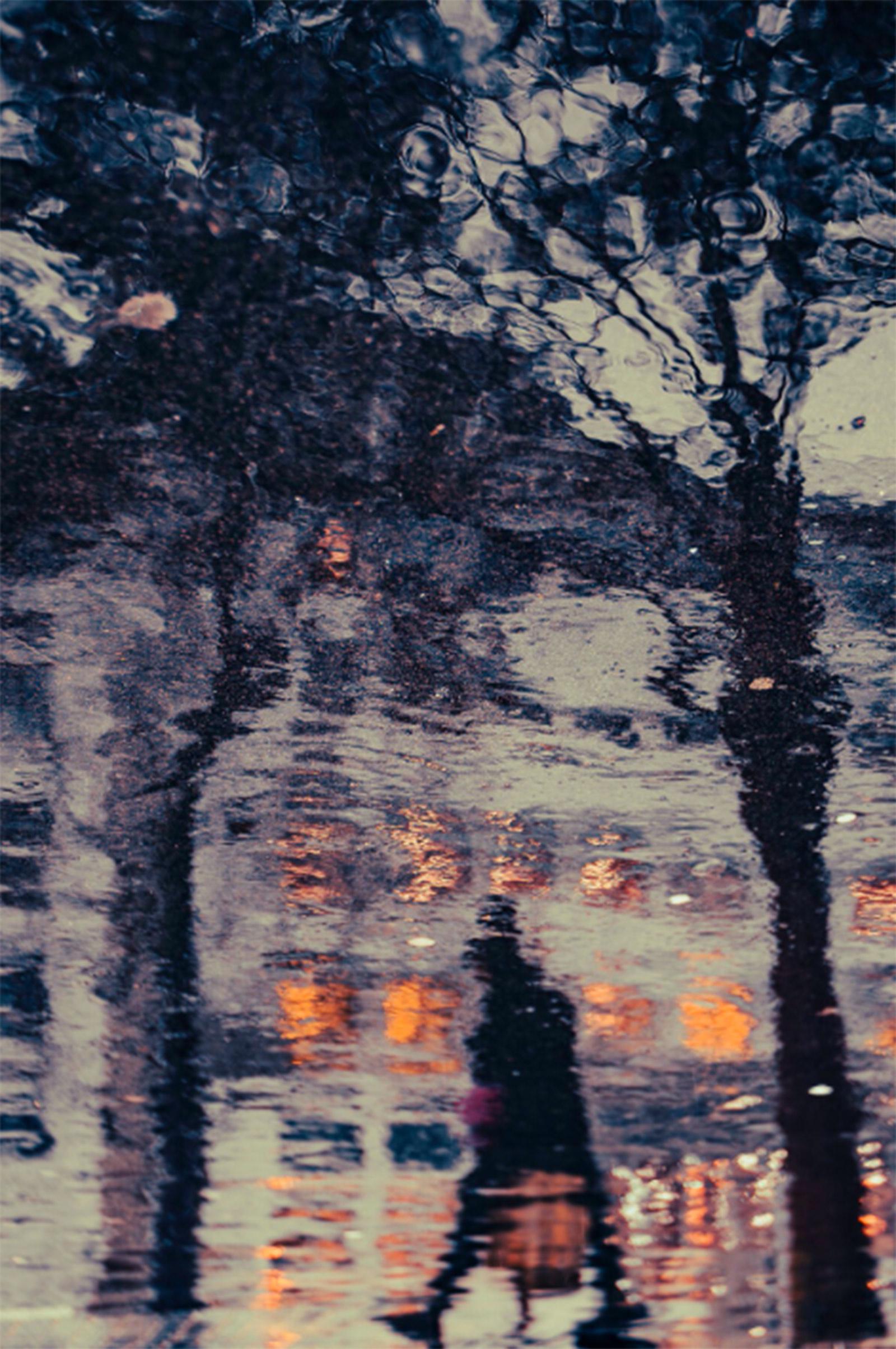 Le passant pressé sous la pluie
