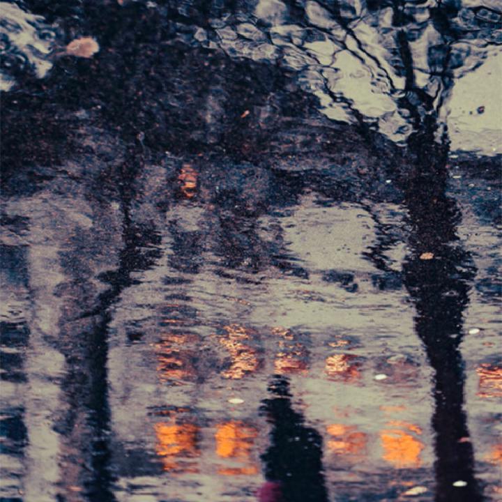 Le passant pressé sous la pluie