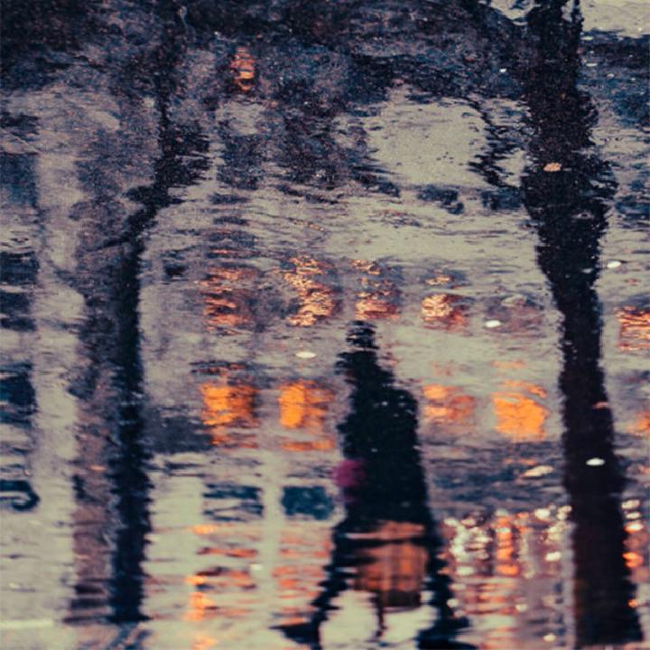 Le passant pressé sous la pluie